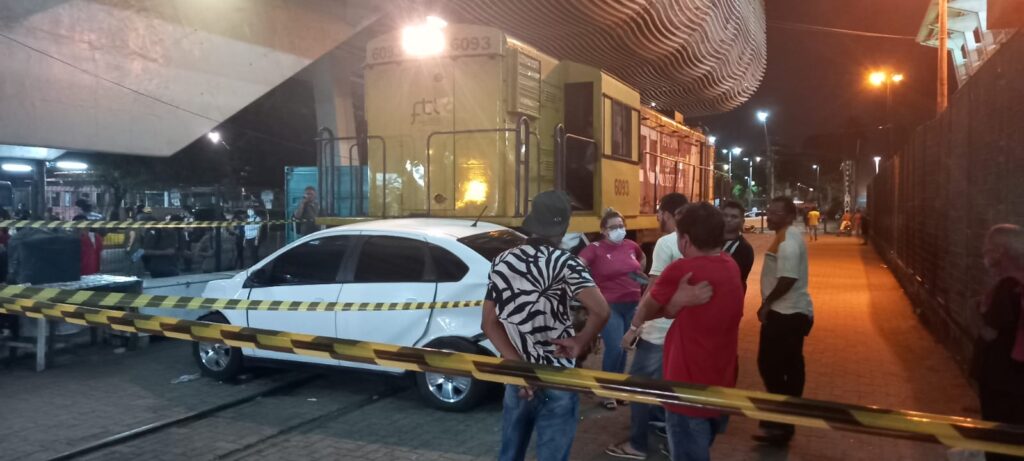 Trem colide em carro e arrasta veículo por 40 metros em Fortaleza