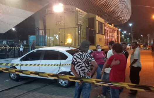 Trem colide em carro e arrasta veículo por 40 metros em Fortaleza