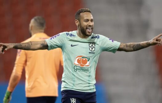 Neymar e Danilo participam de treino com bola da seleção brasileira