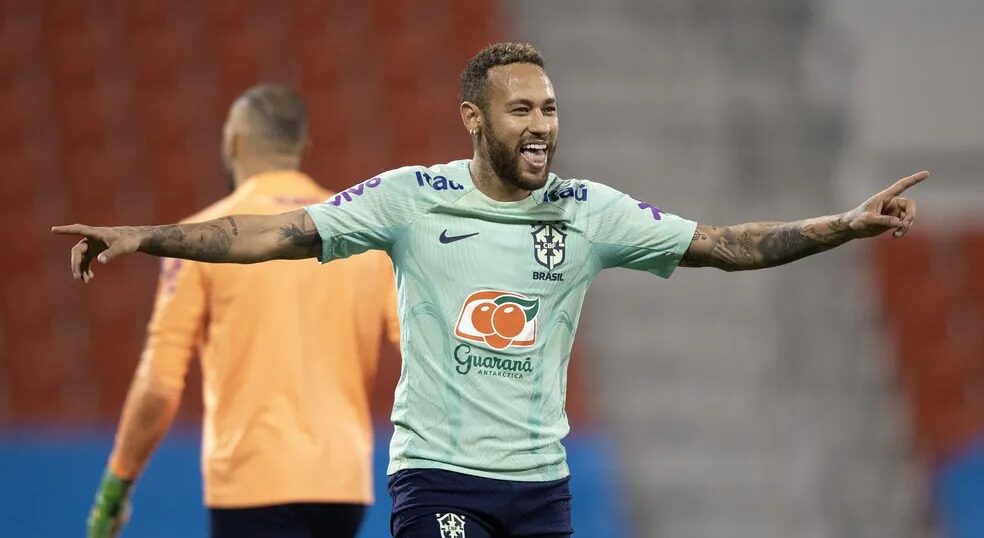 Neymar e Danilo participam de treino com bola da seleção brasileira