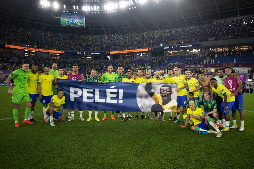 Jogadores da Seleção homenageiam Pelé após vitória sobre a Coreia na Copa