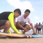 Projeto ‘Maré Azul’ oferece aulas de surf para crianças autistas em Fortaleza