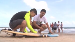 Projeto 'Maré Azul' oferece aulas de surf para crianças autistas em Fortaleza