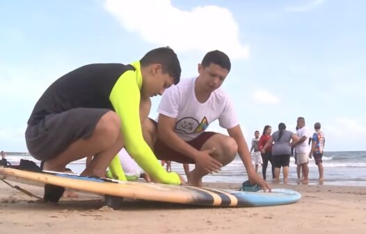 Projeto ‘Maré Azul’ oferece aulas de surf para crianças autistas em Fortaleza