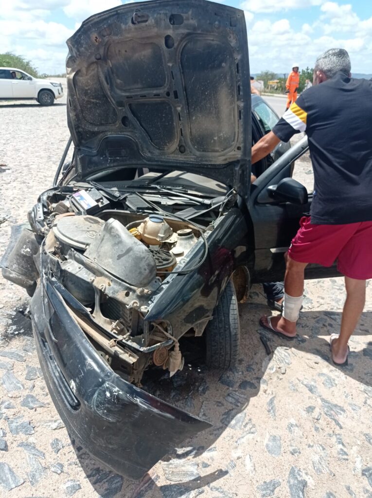 Bombeiros resgatam vítima presa às ferragens de acidente de trânsito em Canindé