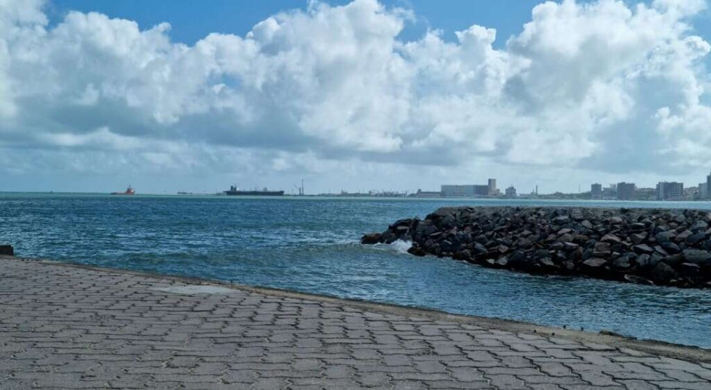 11 trechos de praias de Fortaleza estão próprios para banho neste fim de semana