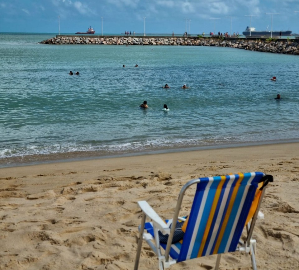 18 trechos de praias de Fortaleza estão próprios para banho neste fim de semana, aponta Semace