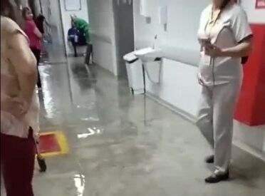 Água da chuva invade Frotinha da Parangaba, veja imagens