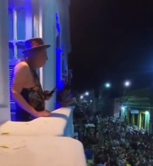 Alceu Valença canta da sacada de sua casa em Olinda