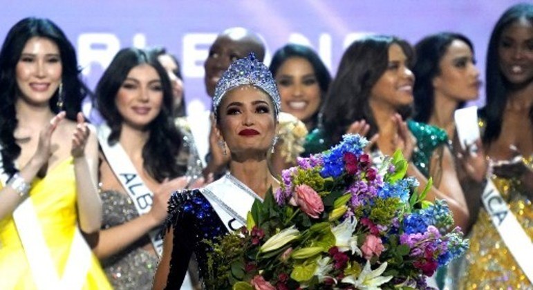 Americana R'Bonney Gabriel é coroada Miss Universo 2023