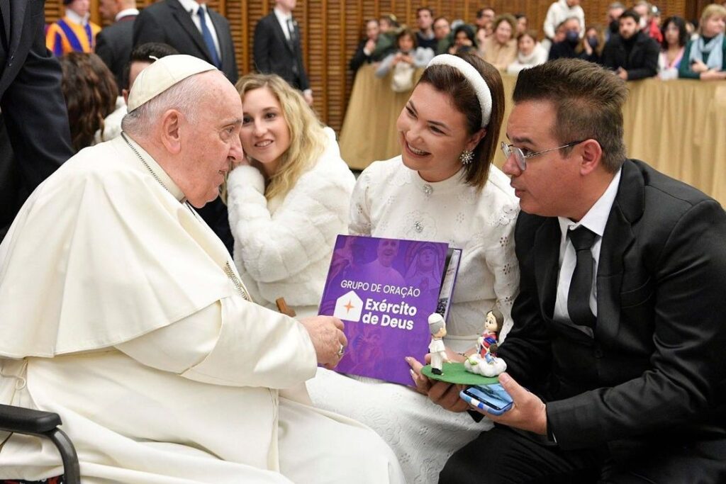 Ana Clara Rocha e Ítalo Poeta encontram Papa Francisco no Vaticano