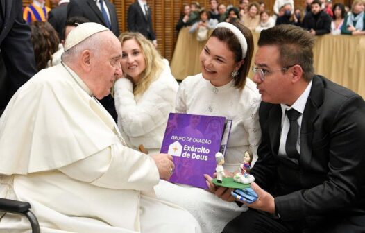 Ana Clara Rocha e Ítalo Poeta encontram Papa Francisco no Vaticano