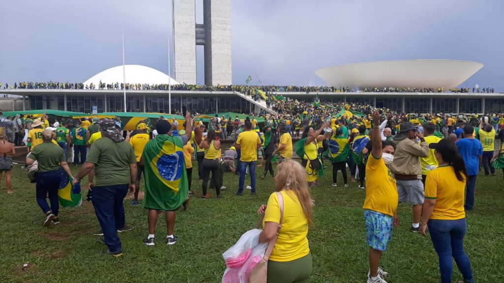 Bolsonaristas confrontam a polícia e entram no Palácio do Planalto