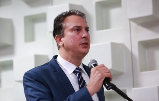 Camilo Santana revoga portaria sobre a abertura de cursos de medicina: “prudência”