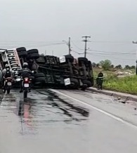 Caminhão tomba no quarto Anel Viário e causa engarrafamento na manhã desta segunda-feira (30)