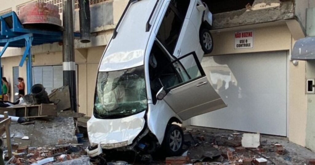 Carro despenca de estacionamento em edifício no Centro de Balneário Camboriú