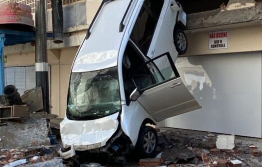 Carro despenca de estacionamento em edifício no Centro de Balneário Camboriú