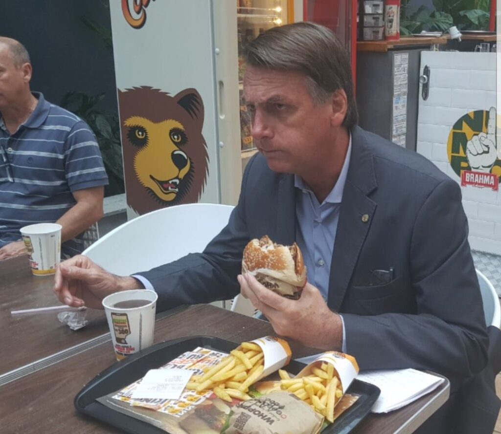 Cartão corporativo de Bolsonaro tem gasto de R$ 1,4 milhão em hotel e até R$ 3 mil no McDonalds