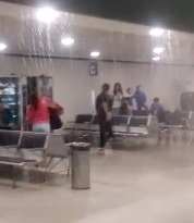 Água invade saguão do Aeroporto de Fortaleza após chuvas