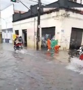 Fortaleza: chuva deixa ruas alagadas e causa problemas no trânsito