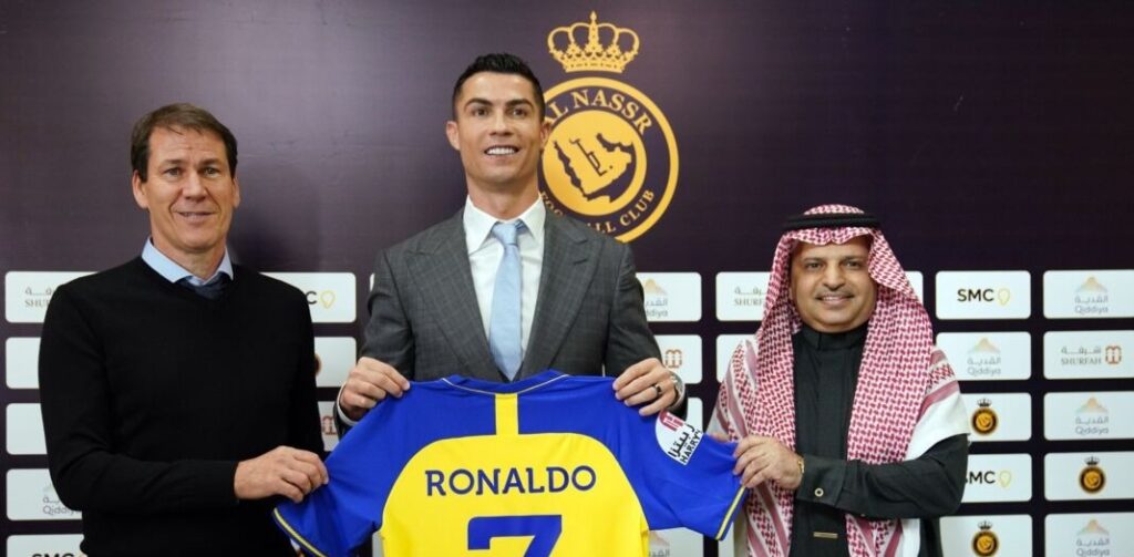 Com festa e estádio lotado, Cristiano Ronaldo é apresentado pelo Al-Nassr