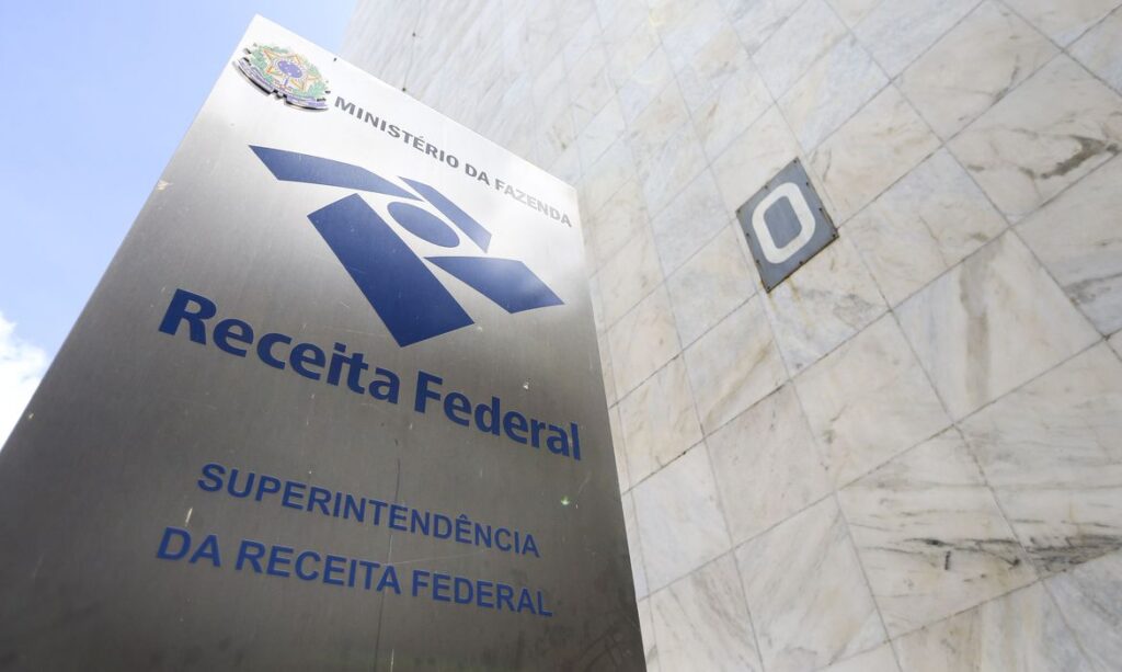 Receita Federal combate fraudes envolvendo falsas deduções com saúde no Imposto de Renda.