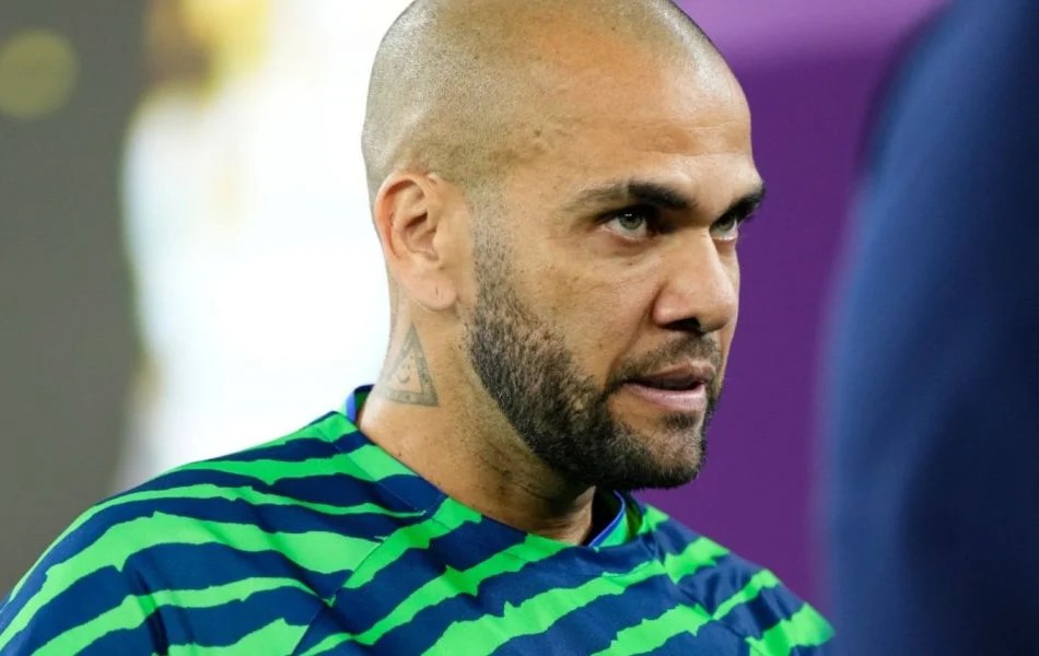 Daniel Alves não usou camisinha e vítima recorre a tratamento antiviral, afirma advogada