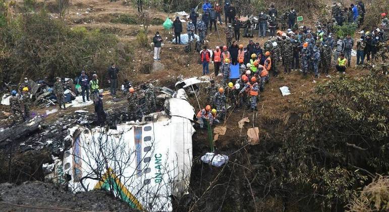 Especialistas acreditam que piloto possa ter feito movimento determinante para queda de avião no Nepal