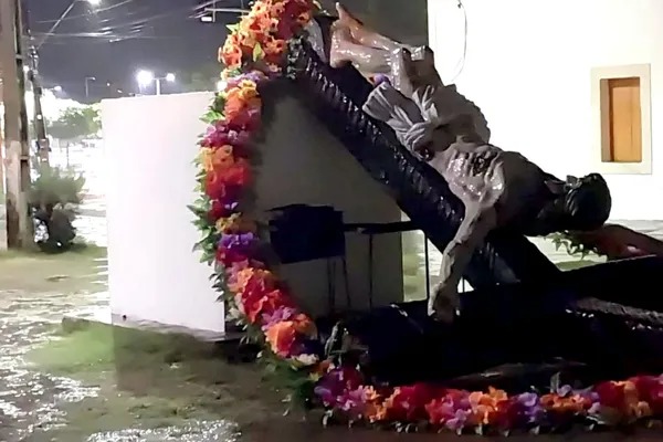 Estátua do Senhor do Bonfim é derrubada por chuva e vento forte em Icó