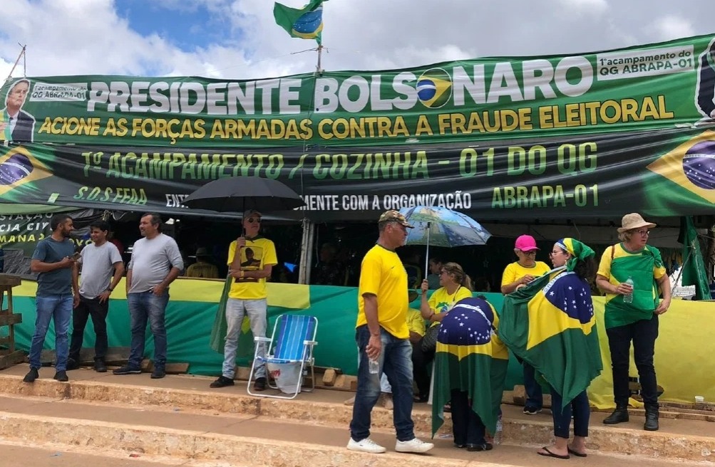 Exército e PM cercam acampamento bolsonarista em Brasília após decisão de Moraes