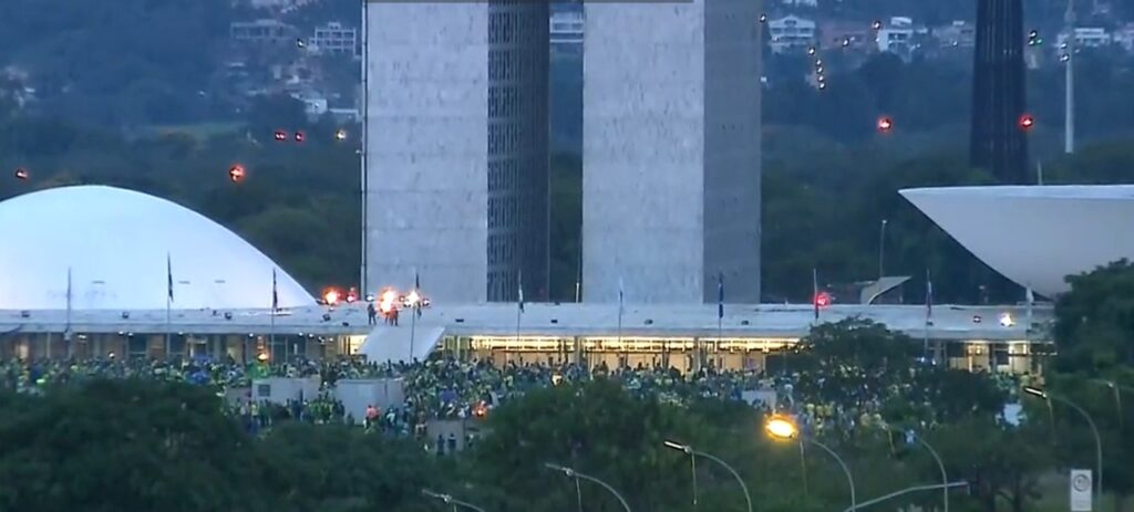 Forças de segurança retomam prédios na Praça dos Três Poderes