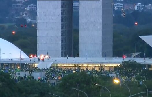 Forças de segurança retomam prédios na Praça dos Três Poderes