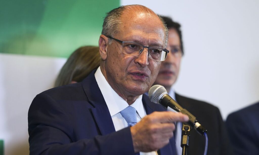 Geraldo Alckmin participa de ato de campanha com Evandro Leitão em Fortaleza nesta quinta-feira (17)