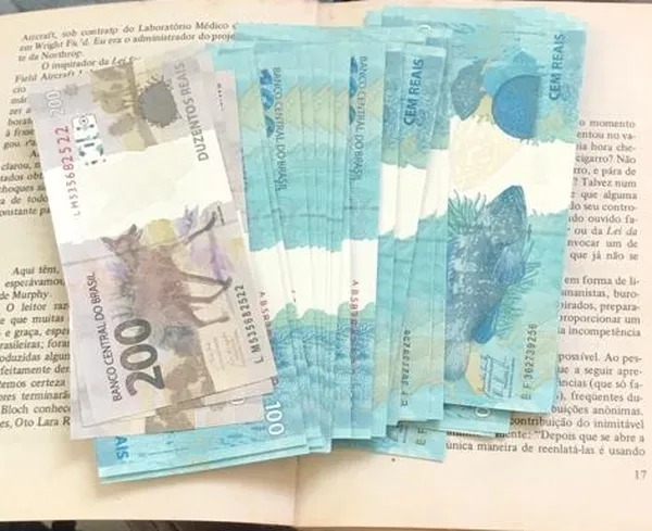 Homem é preso com R$ 4 mil em cédulas falsas escondidas em livro no Ceará