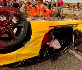 Homem morre após Camaro amarelo capotar em Caucaia