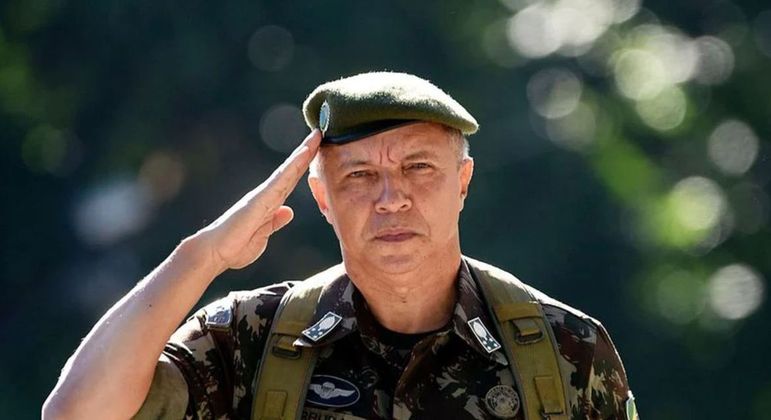 Lula demite comandante do Exército, general Júlio César de Arruda