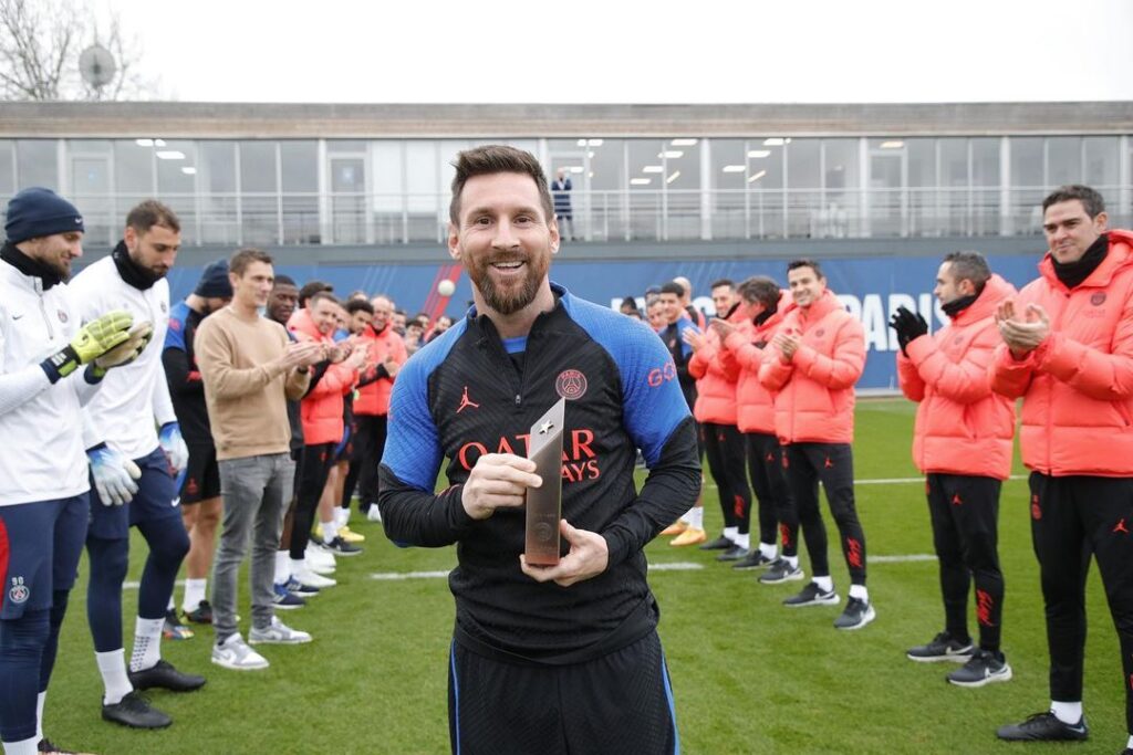 Messi volta ao PSG após Copa e é recebido com homenagens