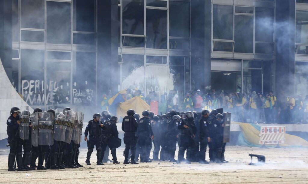 Moraes determina desocupação de acampamentos bolsonaristas, liberação de ruas e apreensão de ônibus de terroristas