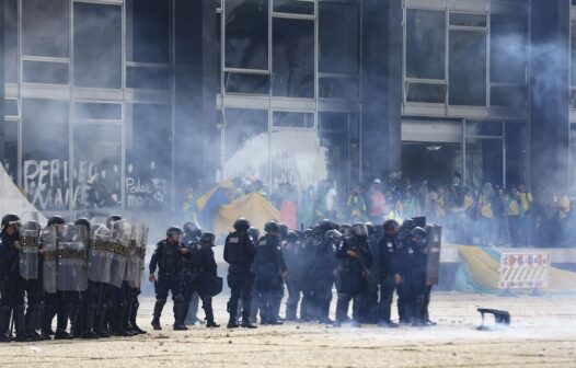 Moraes determina desocupação de acampamentos bolsonaristas, liberação de ruas e apreensão de ônibus de terroristas