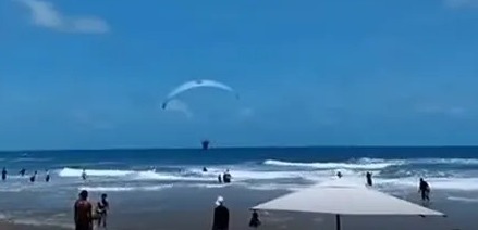 Paramotor faz pouso de emergência no mar em praia do Ceará