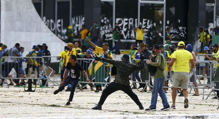 PF faz operação para prender participantes de atos de vandalismo em Brasília