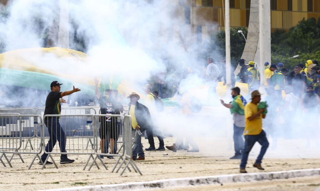 Polícia Federal deflagra operação contra envolvidos nos atos golpistas nesta sexta-feira (27)