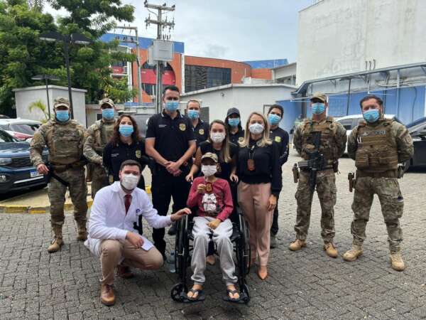 Policiais visitam garoto que faz tratamento contra o câncer e sonha em ser policial