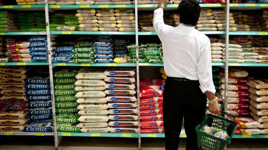 Supermercados de Fortaleza limitam venda de marca de arroz após enchentes no RS