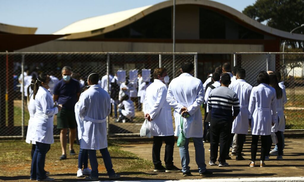 Médicos formados no exterior devem fazer Revalida; inscrições começam hoje