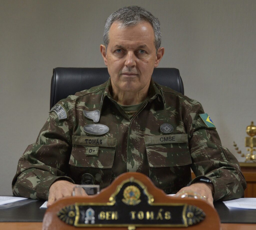 Saiba quem é o general Tomás Miguel Ribeiro Paiva, novo comandante do Exército