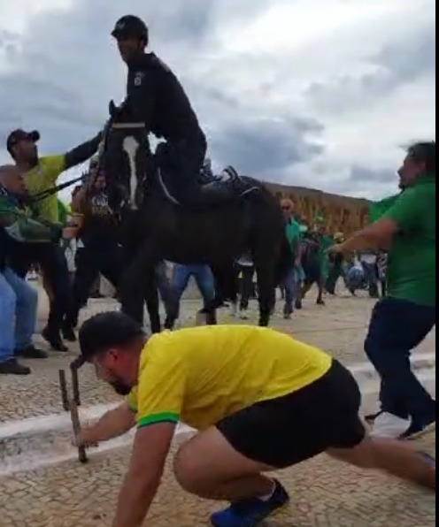 Terroristas atacam e agridem policial da cavalaria durante ato golpista