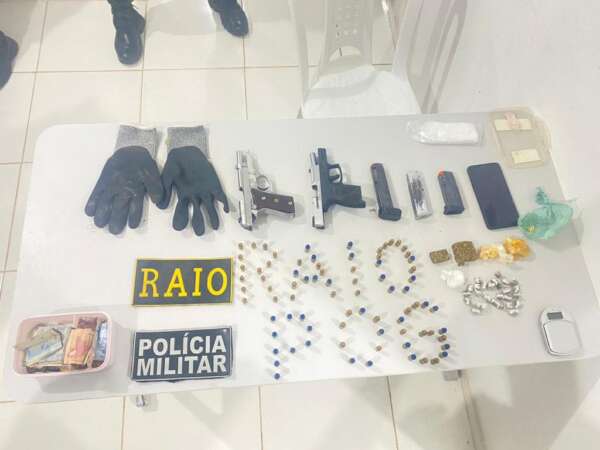 Trio de suspeitos é preso com armas, munições e drogas em Chaval