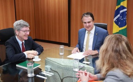 Camilo recebe delegação da ONU para debater sobre os desafios da educação brasileira