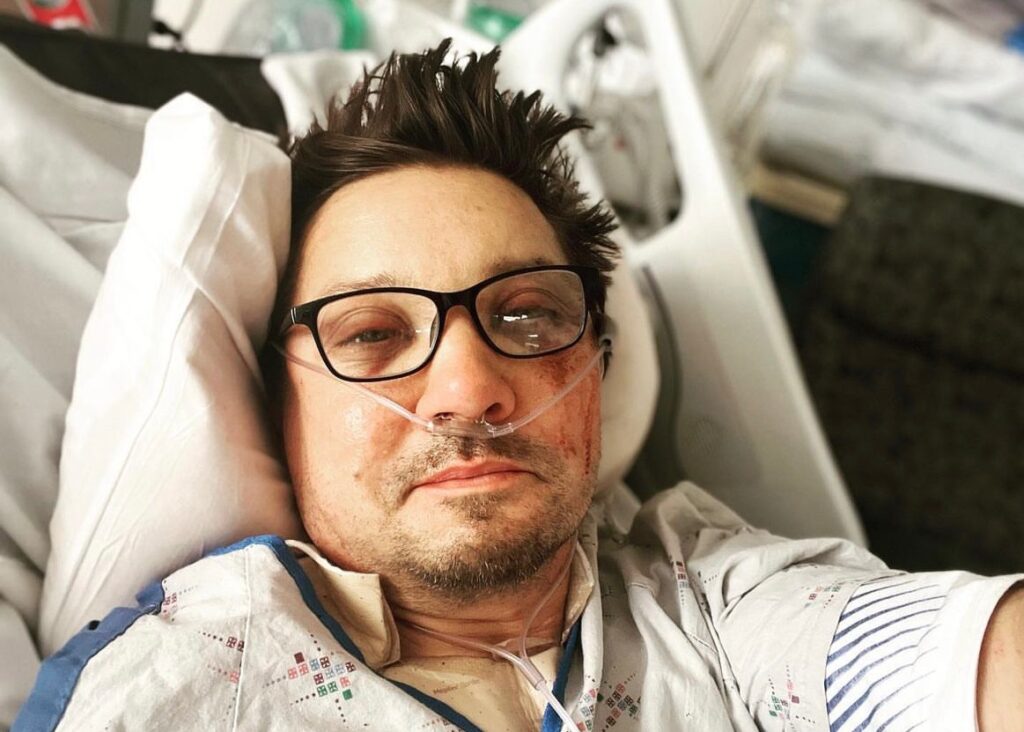 Jeremy Renner posta foto em hospital e agradece carinho do público